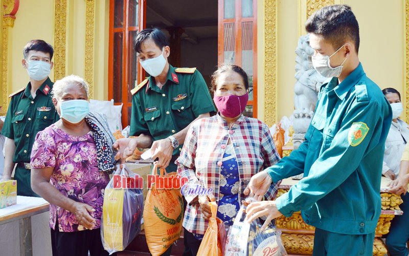 Bộ Chỉ huy quân sự tỉnh khám bệnh miễn phí, tặng quà cho đồng bào Khmer