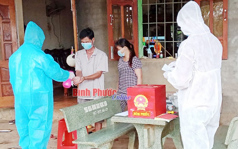 Bù Đăng thực hiện nghiêm công tác phòng dịch trong ngày bầu cử