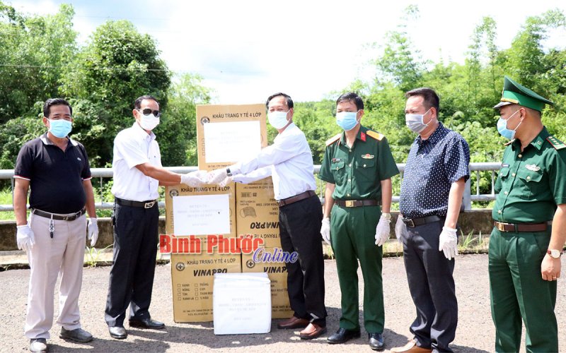 Bù Đốp hỗ trợ vật phẩm phòng, chống dịch Covid-19 cho huyện Keosima, Campuchia