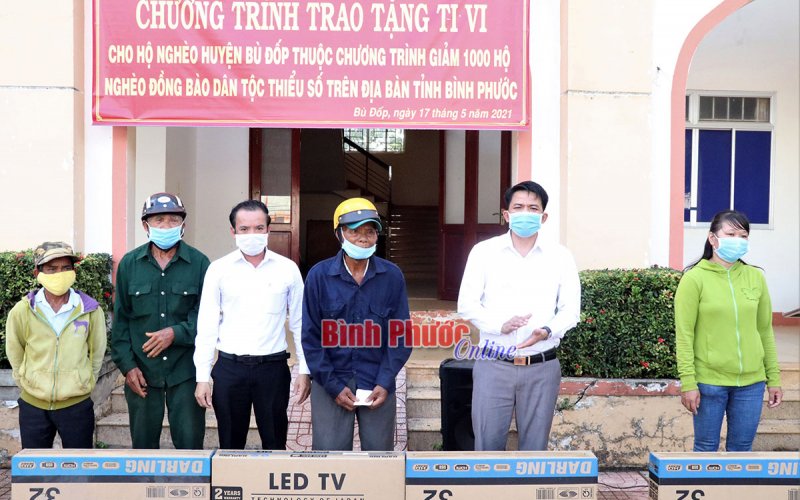 Bù Đốp trao 33 tivi cho hộ nghèo đồng bào dân tộc thiểu số