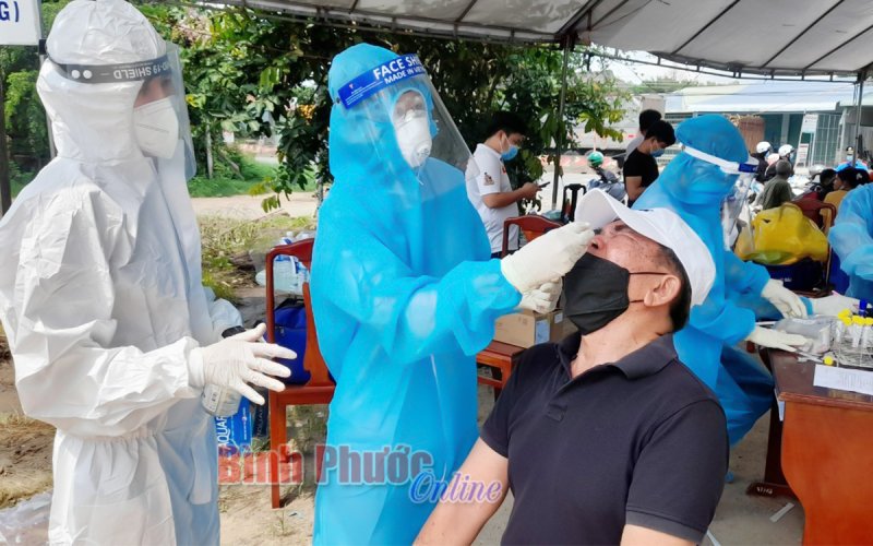 Căng mình giữa nắng gắt xét nghiệm SARS-CoV-2 