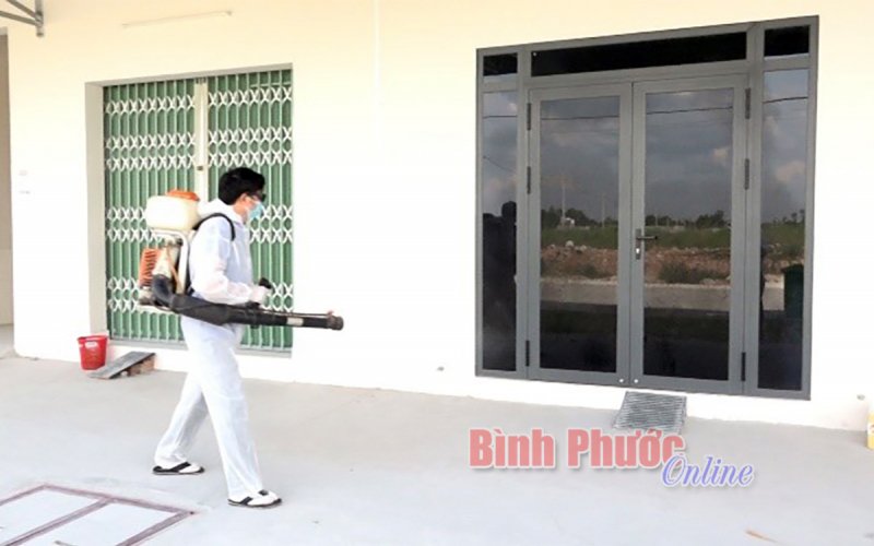 Chơn Thành khẩn trương phun xịt khử khuẩn, truy vết phòng chống dịch Covid-19