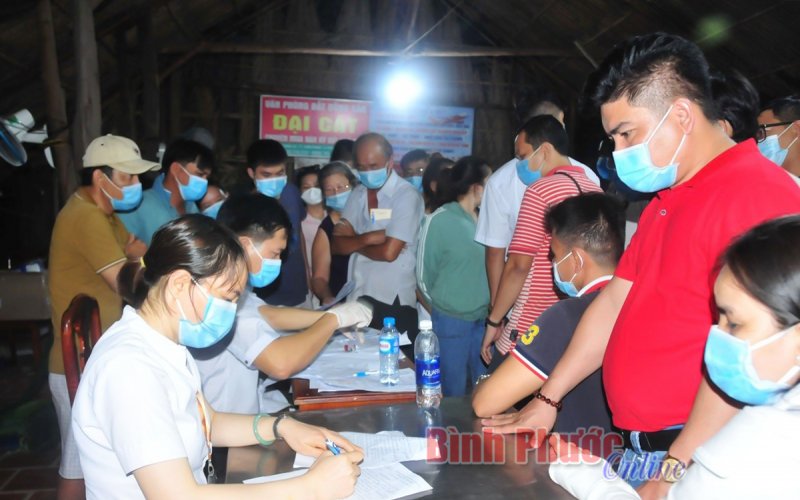 Chốt kiểm soát Covid-19 trên Quốc lộ 13 căng mình chống dịch