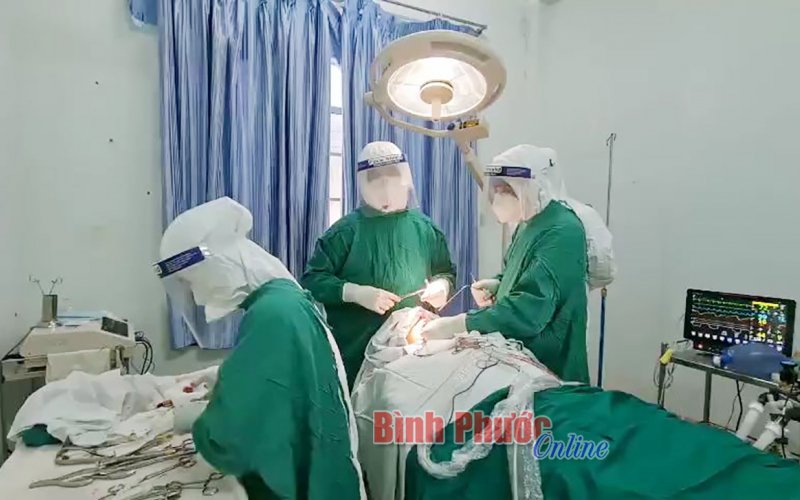 Chủ tịch, Phó chủ tịch UBND tỉnh khen ngợi y, bác sĩ cấp cứu thành công 2 ca bệnh tại khu cách ly tập trung 