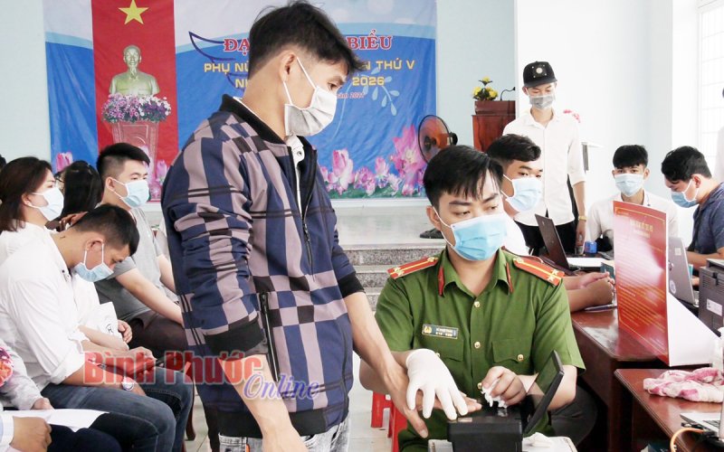 Công an huyện Đồng Phú xuyên lễ cấp thẻ căn cước công dân