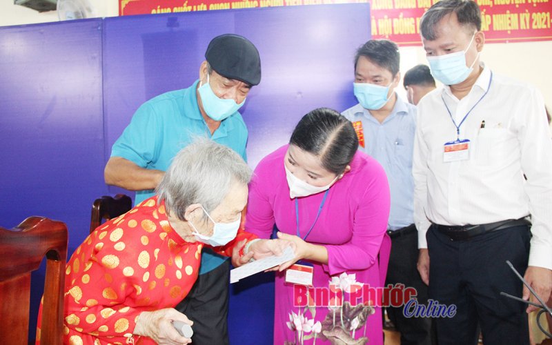 Cụ bà hơn 100 tuổi hăng hái đi bầu cử