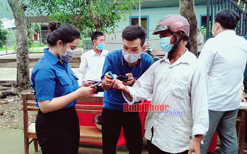 Cử tri 2 khu cách ly tập trung thành phố Đồng Xoài thực hiện quyền bầu cử