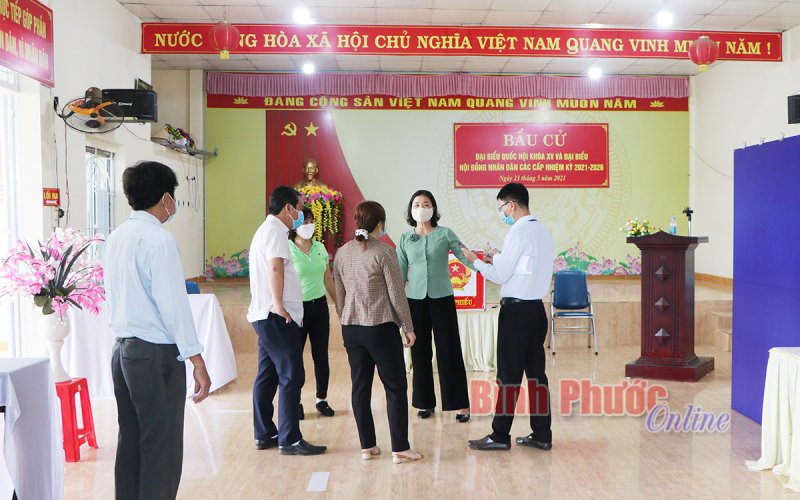 Cử tri Đồng Xoài với “nhiệm vụ kép”: Vừa đi bầu cử vừa phòng, chống dịch 