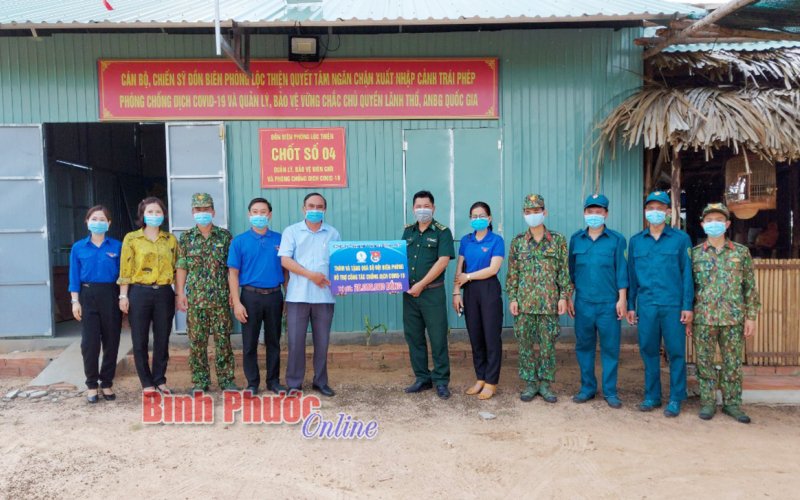 Thăm, tặng quà các chốt kiểm soát dịch bệnh Covid-19 tuyến biên giới