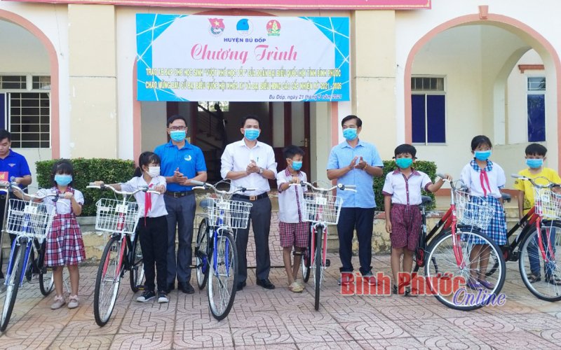 Đoàn đại biểu Quốc hội tỉnh Bình Phước tặng 20 xe đạp cho học sinh Bù Đốp