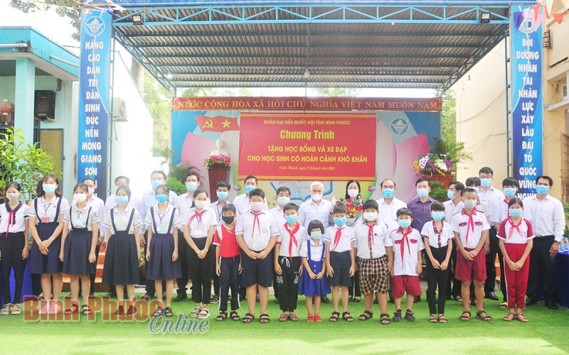 Đoàn đại biểu Quốc hội tỉnh Bình Phước trao học bổng cho học sinh có hoàn cảnh khó khăn