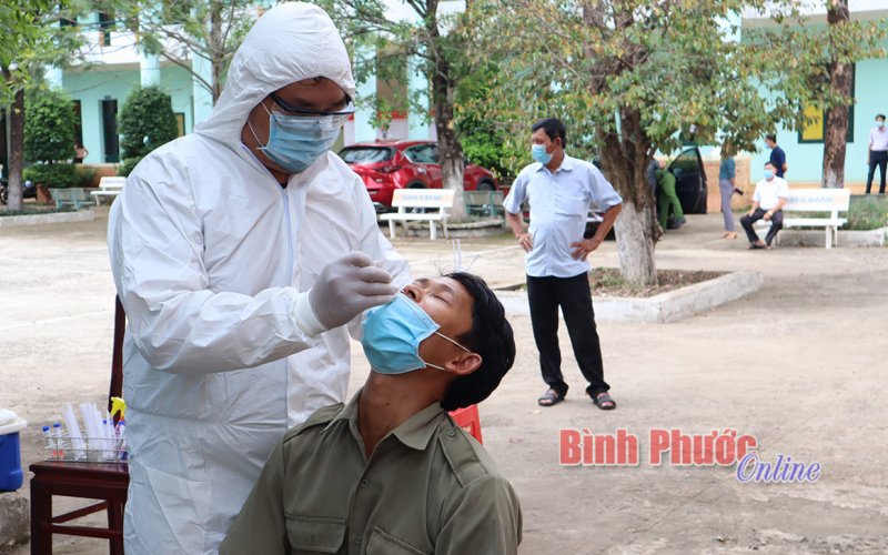 Đồng Xo&agrave;i: Lấy gần 1.000 mẫu x&eacute;t nghiệm Covid-19 cho th&agrave;nh vi&ecirc;n tổ bầu cử