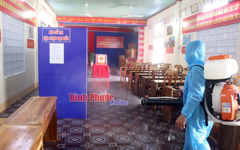Đồng Xoài phun khử khuẩn phòng, chống Covid-19 tại 58 điểm bỏ phiếu 