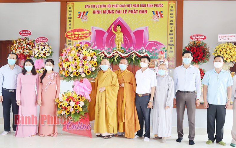 Đồng Xoài: Thăm tặng quà Đại lễ Phật đản các cơ sở thờ tự Phật giáo