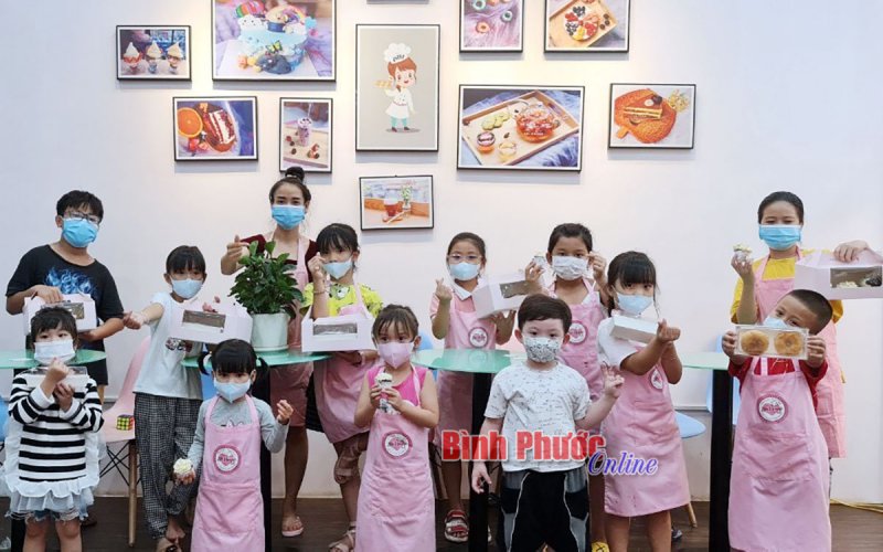 H&agrave;o hứng trải nghiệm c&ugrave;ng em l&agrave;m b&aacute;nh vui Tết thiếu nhi