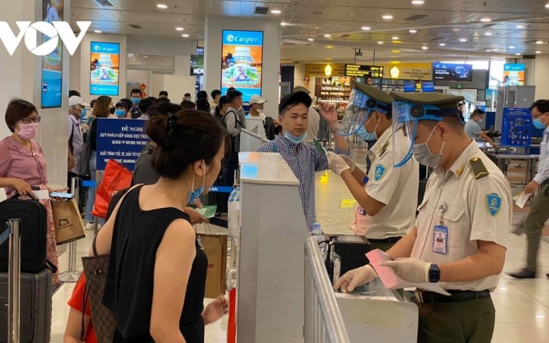 Hỏa tốc yêu cầu tiếp tục dừng nhập cảnh hành khách tại Tân Sơn Nhất và Nội Bài