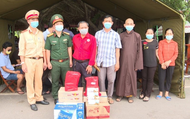 Hội Chữ thập đỏ huyện Chơn Thành tặng quà chốt kiểm soát phòng, chống Covid-19 trên Quốc lộ 13