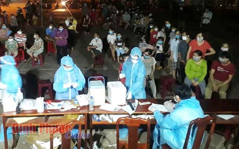 Hớn Quản: Trắng đêm lấy mẫu xét nghiệm cho 2.571 người dân xã Tân Hưng