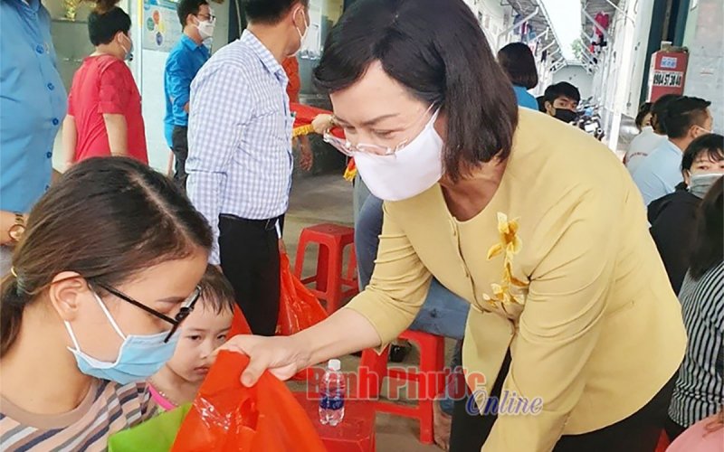 Lãnh đạo tỉnh thăm, tặng quà công nhân Khu công nghiệp Bắc Đồng Phú 