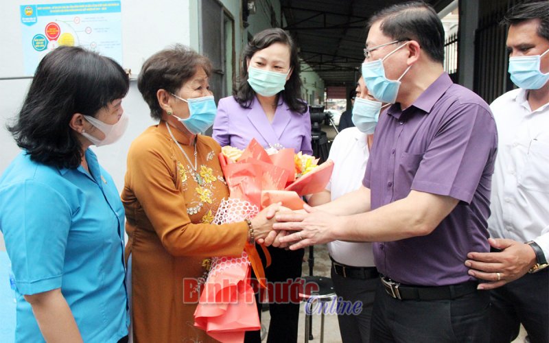 Lãnh đạo tỉnh thăm, tặng quà công nhân, người lao động nhân Tháng công nhân năm 2021