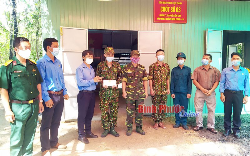 LĐLĐ Lộc Ninh tặng quà các chốt biên giới