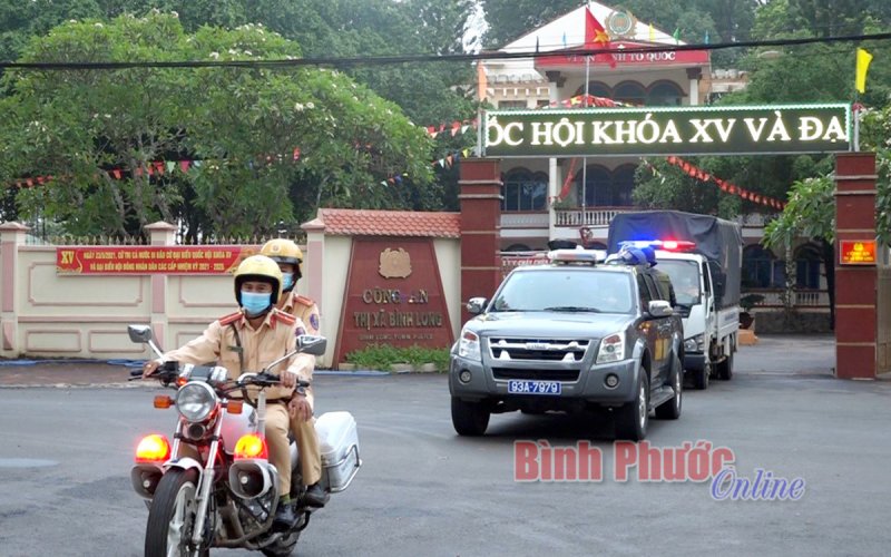 Lực lượng vũ trang Bình Long luyện tập phương án bảo vệ các điểm bầu cử