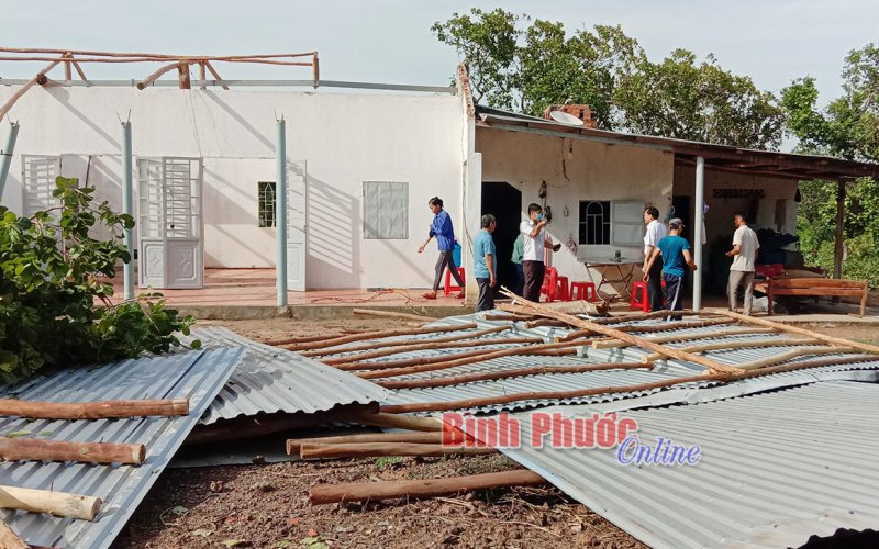 Mưa lớn kèm giông lốc gây thiệt hại nặng nề tại Hớn Quản