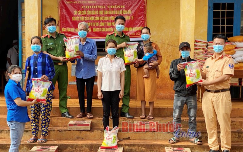 Người dân khó khăn xã Phú Riềng được tặng quà khi đến làm căn cước công dân