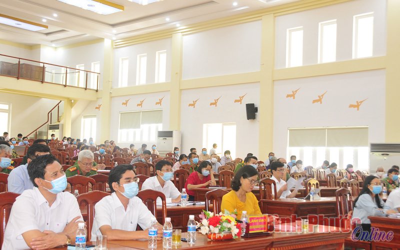 Những người ứng cử đại biểu Quốc hội tiếp xúc cử tri tại huyện Chơn Thành