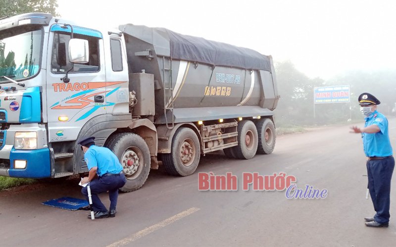 “Oằn mình” vì xe chở cát