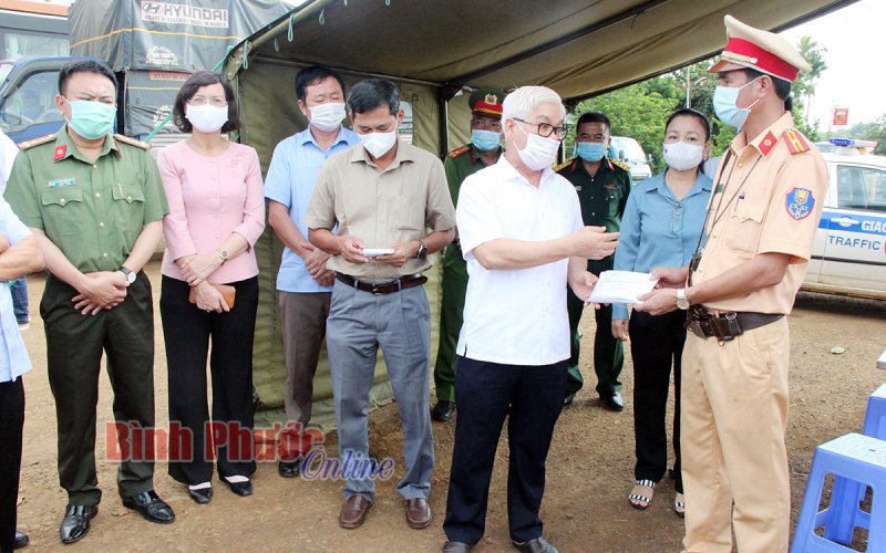 Phải đảm bảo giãn cách xã hội tại các chốt kiểm soát giao thông và phòng, chống dịch Covid-19