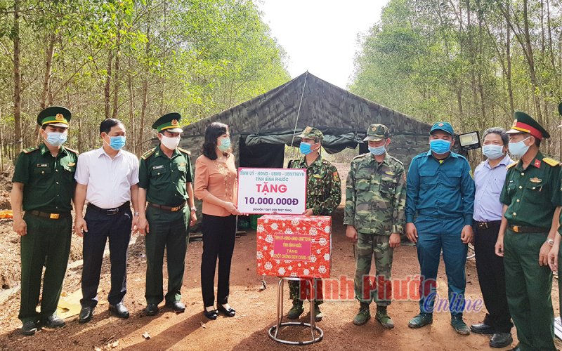 Phó bí thư Thường trực Tỉnh ủy thăm, động viên cán bộ, chiến sĩ làm nhiệm vụ nơi biên giới