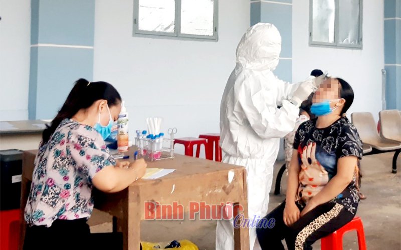 Phú Riềng tăng cường lấy mẫu xét nghiệm đối với các trường hợp đi, đến từ vùng có dịch