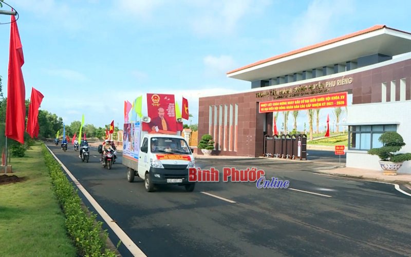 Phú Riềng tuyên truyền lưu động về bầu cử và phòng, chống dịch Covid-19