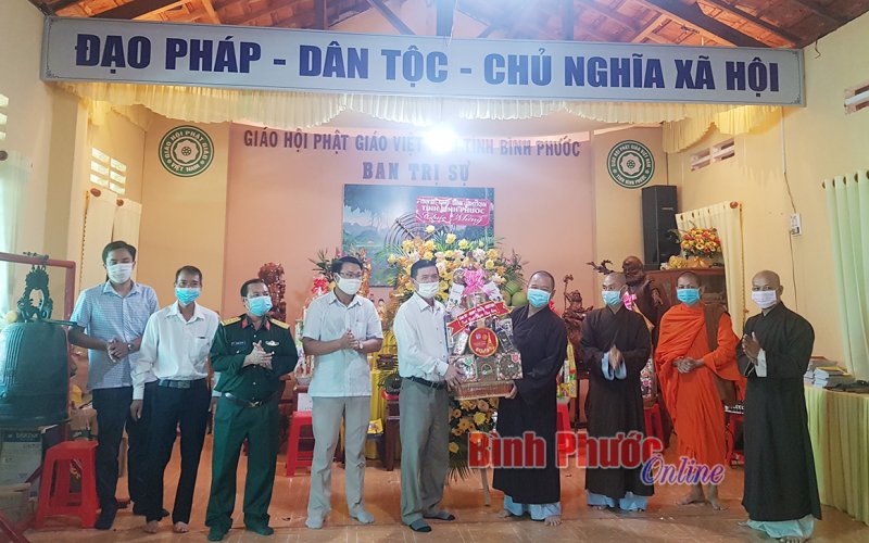 Tặng quà các cơ sở Phật giáo nhân Đại lễ Phật đản Phật lịch 2565