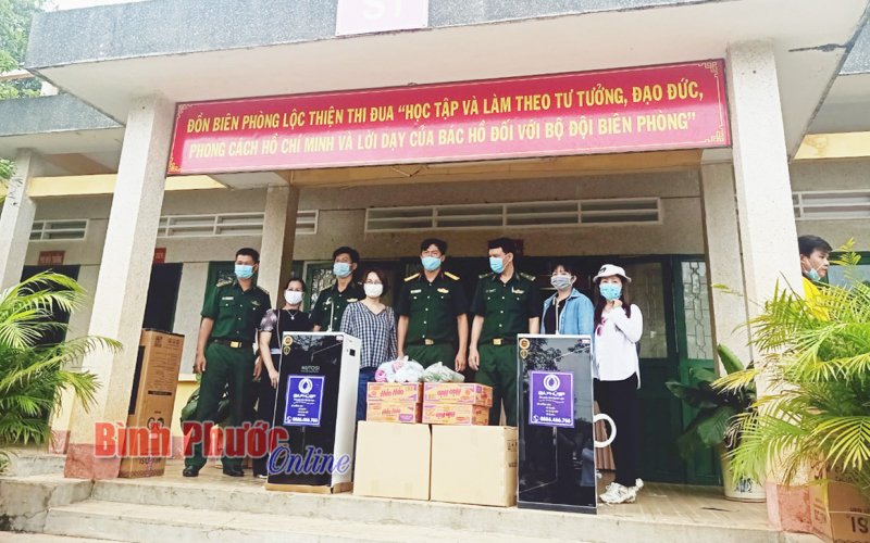 Tặng quà hỗ trợ tuyến đầu phòng, chống dịch Covid-19