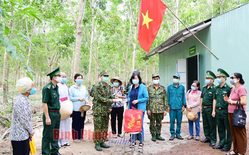 Thăm, tặng quà cho lực lượng phòng, chống dịch trên biên giới tỉnh Bình Phước