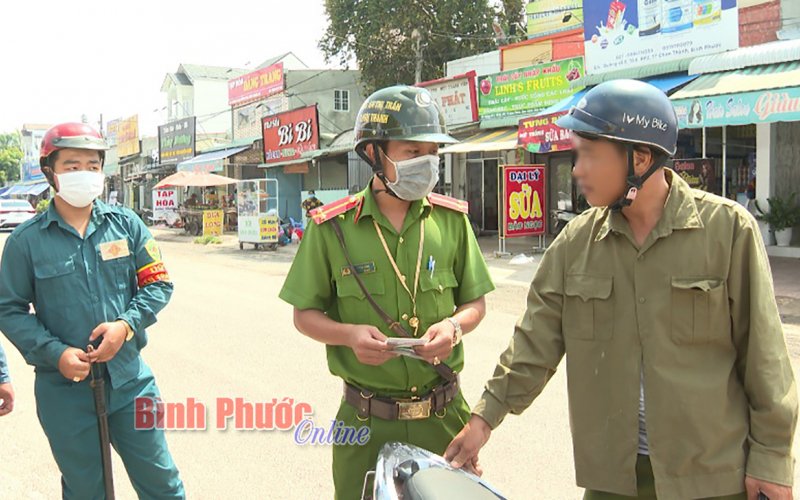 Thị trấn Chơn Thành xử phạt 4 trường hợp không đeo khẩu trang nơi công cộng