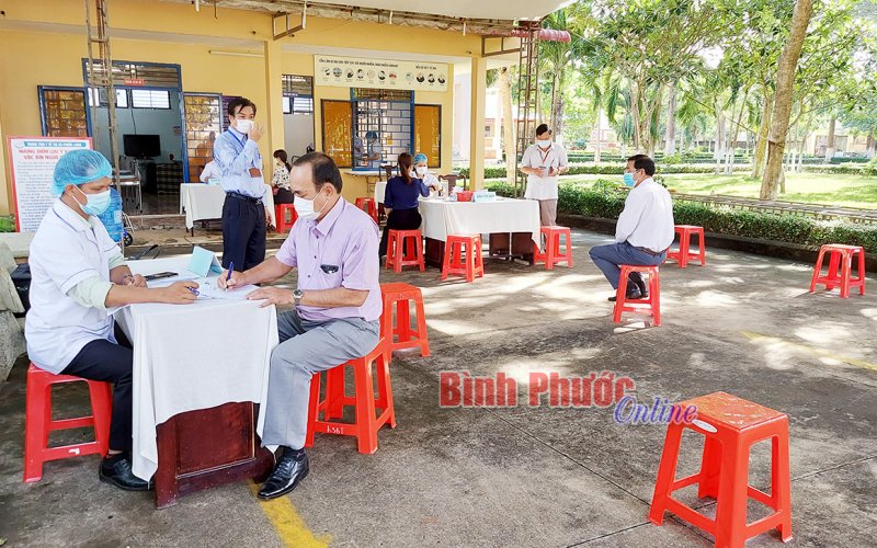 Trên 490 người được tiêm phòng Covid-19 tại thị xã Phước Long