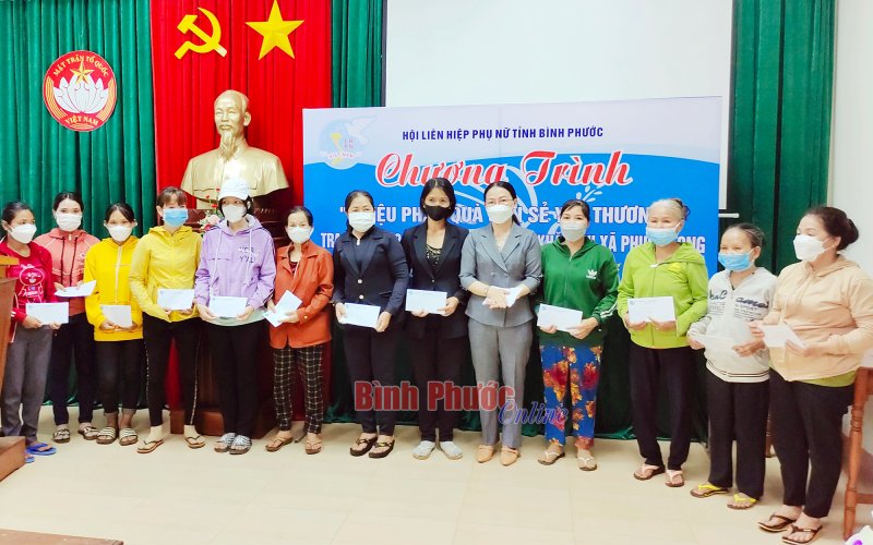 100 phần quà tặng hội viên phụ nữ khó khăn thị xã Phước Long