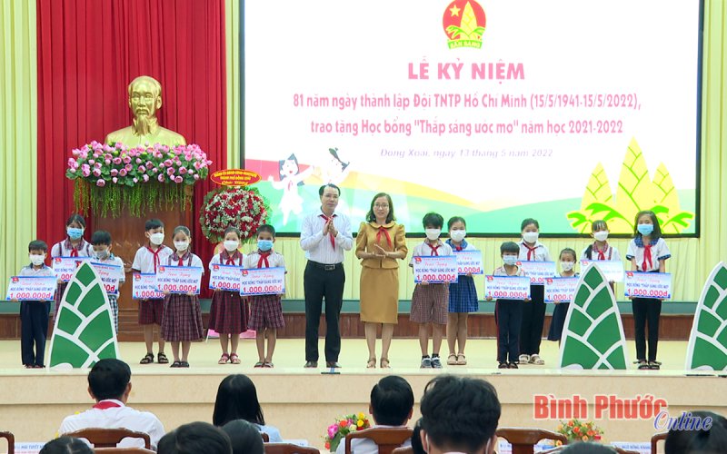 105 suất học bổng “Thắp sáng ước mơ” tặng học sinh khó khăn