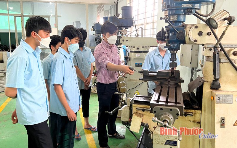 Bài toán "thừa thầy, thiếu thợ" và "chìa khóa" phân luồng - Bài 1