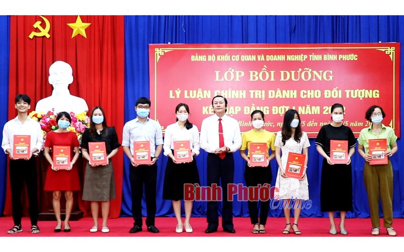 Bế giảng lớp nhận thức về Đảng cho 88 quần chúng ưu tú