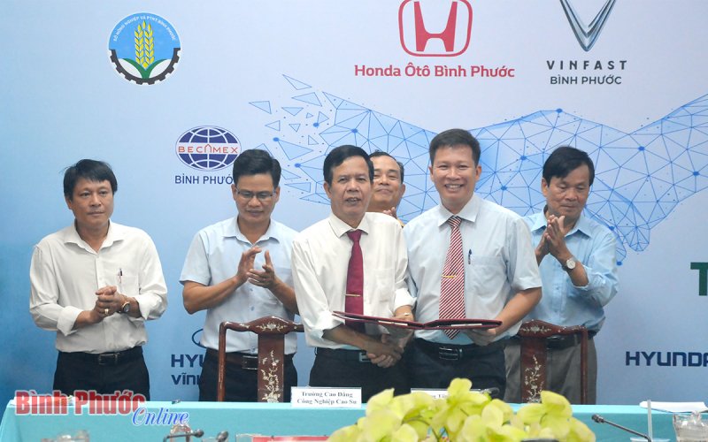 Bình Phước: 12 cơ quan, doanh nghiệp ký kết hợp tác với Trường cao đẳng Công nghiệp cao su