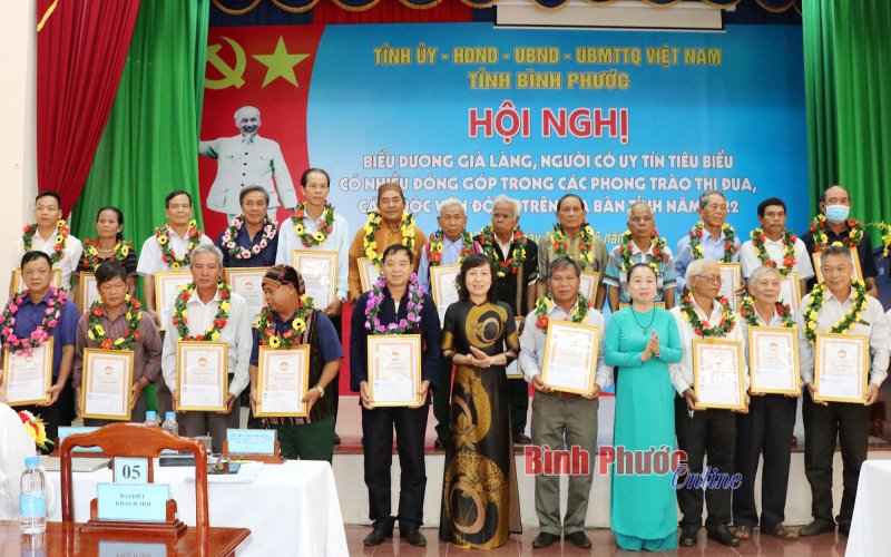 Bình Phước biểu dương 99 già làng, người có uy tín năm 2022