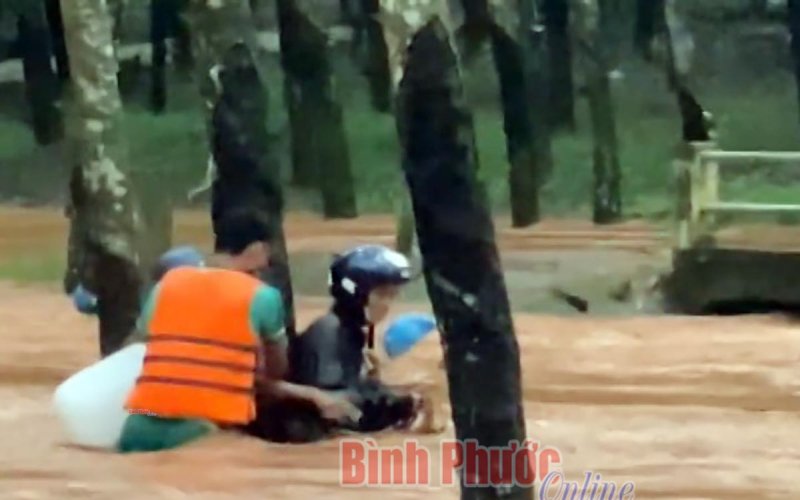 Bình Phước: Dân quân xã kịp thời cứu 2 người dân bị kẹt giữa dòng nước xiết
