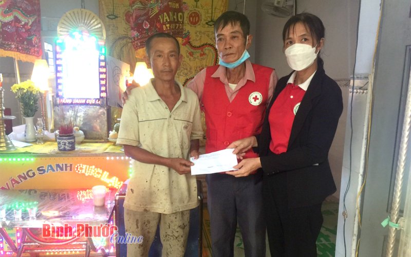 Bình Phước: Hỗ trợ 4 gia đình có học sinh bị đuối nước tại huyện Bù Đăng