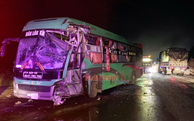 Bình Phước: Xe ben và xe khách đấu đầu, khiến tắc đường hàng cây số