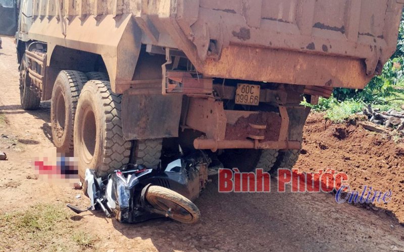 Bình Phước: Xe máy va chạm xe tải, 2 người tử vong tại chỗ