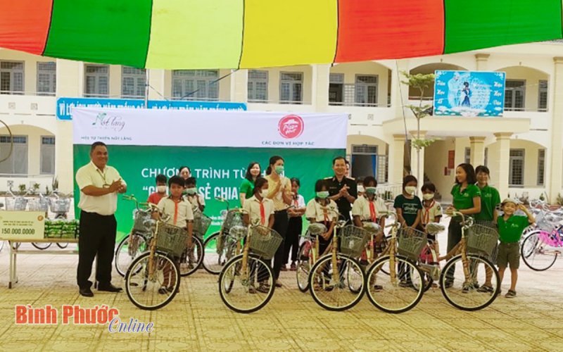 Bù Đăng: Học sinh nghèo có hoàn cảnh khó khăn được trao tặng gần 200 triệu đồng